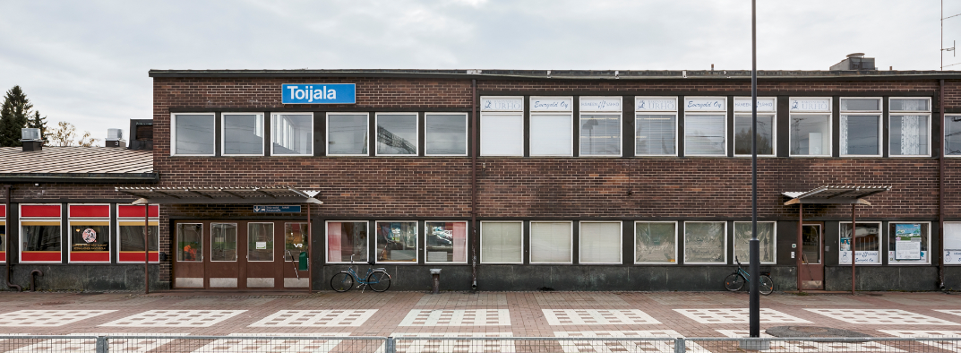 Toijalan rautatieasema ja Miljoonasilta ilta-auringossa