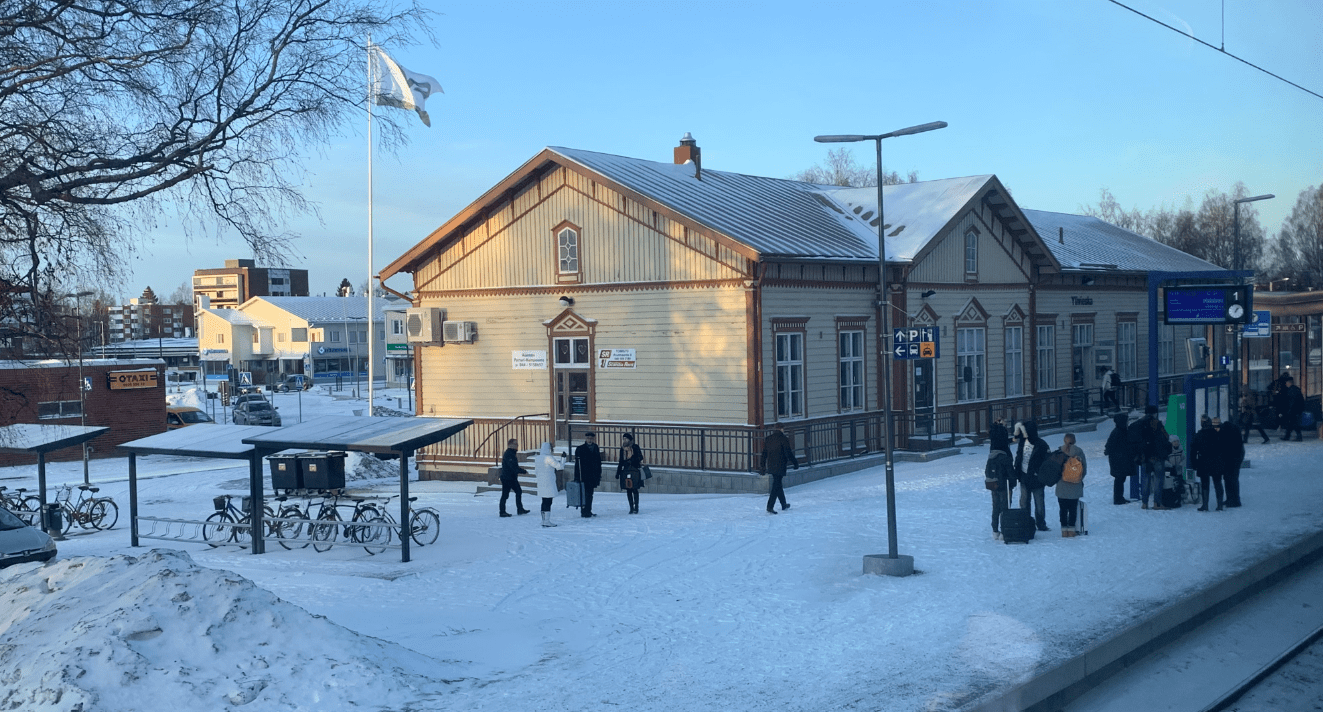 Ylivieskan rautatieaseman julkisivu ja asemalaituri